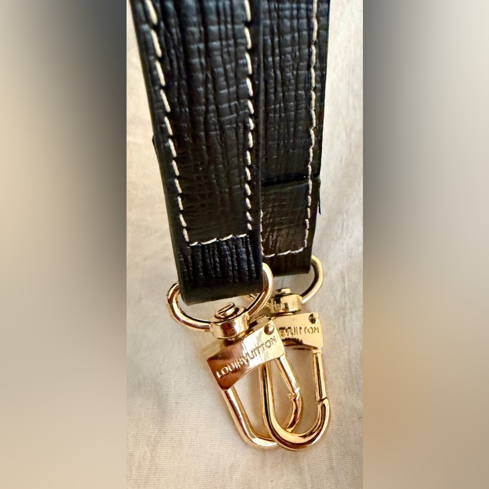 👑✅PRICE FIRM✅ Black faux leather crossbody strap gold hardware. Brand New! - Picture 8 of 17